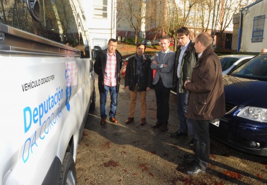 O presidente provincial fixo entrega esta mañá dun vehículo para uso dos deportistas do Club Triatlón Ferrol
